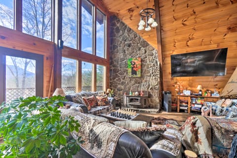 Gatlinburg Mountain-View Cabin: 5 Mi to Downtown House in Gatlinburg