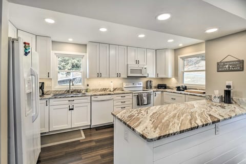 Deck & Mtn Views: 'Fain Chalet' in Kingsport House in Kingsport