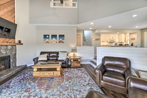 Deck & Mtn Views: 'Fain Chalet' in Kingsport House in Kingsport