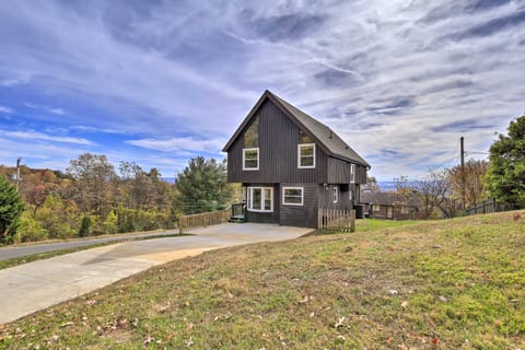 Deck & Mtn Views: 'Fain Chalet' in Kingsport House in Kingsport