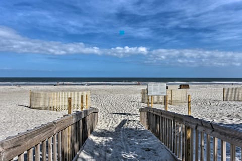 Walk to Beach: Hilton Head Condo w/ Golf Views Apartment in Hilton Head Island