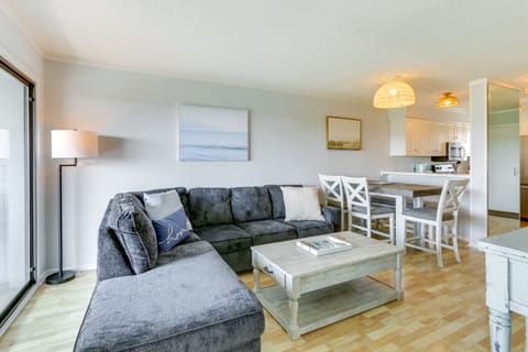 Walk to Beach: Hilton Head Condo w/ Golf Views Apartment in Hilton Head Island