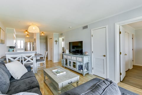 Walk to Beach: Hilton Head Condo w/ Golf Views Apartment in Hilton Head Island