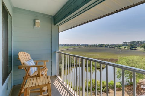 Walk to Beach: Hilton Head Condo w/ Golf Views Apartment in Hilton Head Island