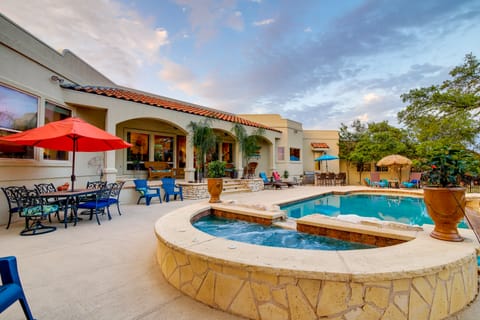 Luxe Lake Travis Vacation Rental w/ Heated Pool House in Lago Vista