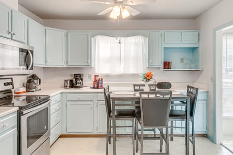 Cozy Georgia Vacation Rental w/ Backyard & BBQ House in Waycross