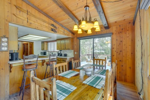 2 Mi to Snow Summit Skiing: Big Bear Cabin w/ Deck House in Big Bear