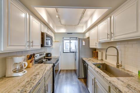 Pool Access: Pet-Friendly Palm Springs Condo Apartment in Palm Springs