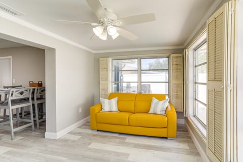 Private Hot Tub: Breezy Seminole Stay! House in Seminole