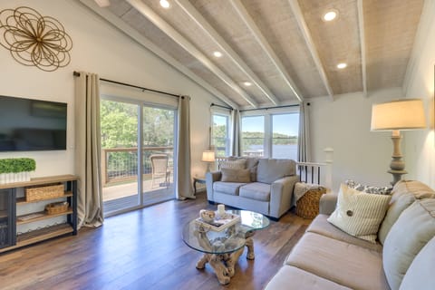 Private Hot Tub: Stunning Logan Martin Lake Home House in Pell City