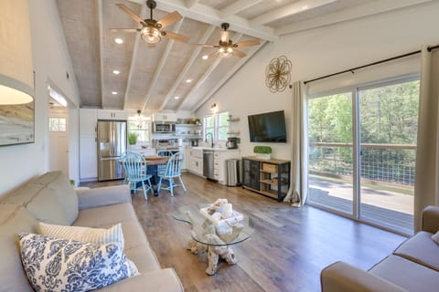 Private Hot Tub: Stunning Logan Martin Lake Home House in Pell City