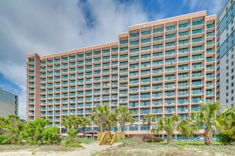 Myrtle Beach Oceanfront Condo w/ Pool & Lazy River Apartment in Myrtle Beach