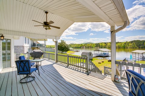 Stunning Lake Hamilton Getaway w/ Hot Tub! House in Garland County