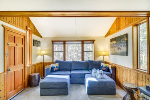 'Griz Den' Cabin w/ 2 King Beds Near Glacier! House in Hungry Horse