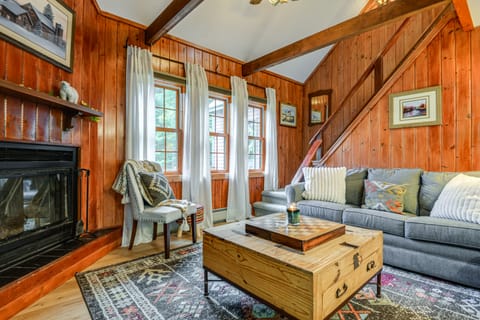 Honey Paws Inn: Wilmington Home 6 Mi to Mount Snow House in Wilmington