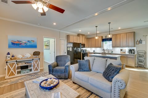 Resort Home ~ 1 Mi to Myrtle Beach Access! House in Surfside Beach