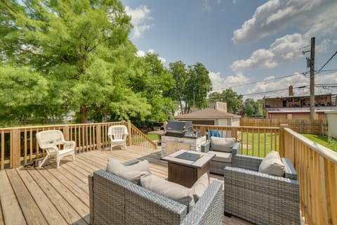 Spacious Chicago Condo w/ Deck < 9 Mi to Downtown! Apartment in Chicago