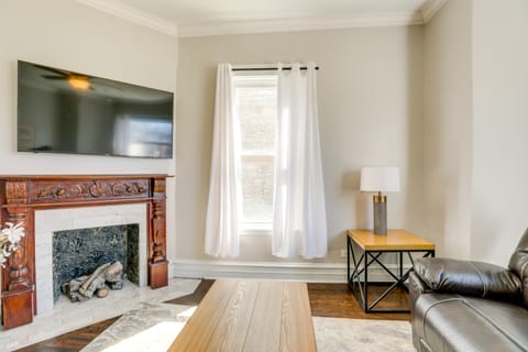 Spacious Chicago Condo w/ Deck < 9 Mi to Downtown! Apartment in Chicago