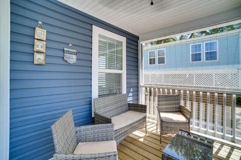Charleston Home w/ Porch - 3 Mi to Folly Beach! Cottage in James Island