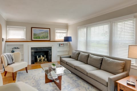 Walk to Lake Erie: Chic Home, Private Yard & Deck House in Lake Erie