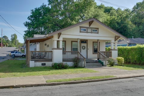 Walk to Dtwn Hot Springs: 'Lazy Daze Bungalow' House in Hot Springs