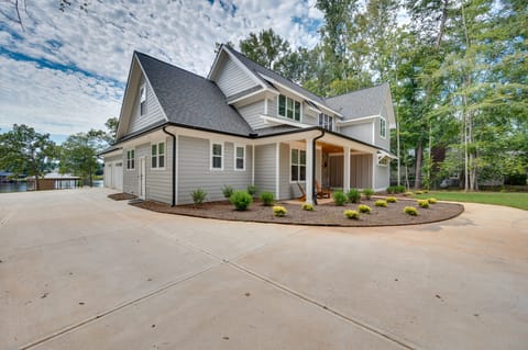 Spacious Lake Sinclair Vacation Rental w/ Dock! House in Lake Sinclair