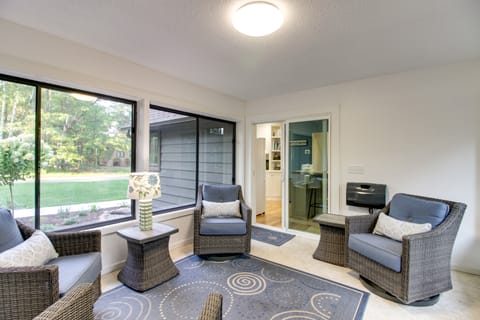 Breezy Point Cabin: Deck w/ Golf Course Views! House in Breezy Point