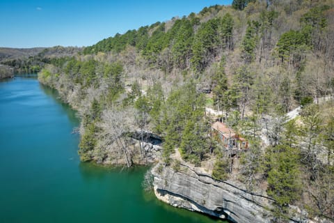 Cliffside Eureka Springs Cabin w/ Beaver Lake View House in Beaver Lake