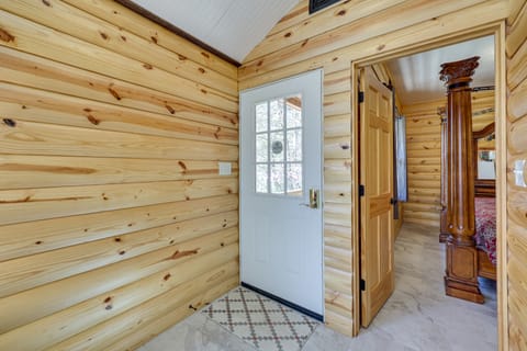 Cliffside Eureka Springs Cabin w/ Beaver Lake View House in Beaver Lake