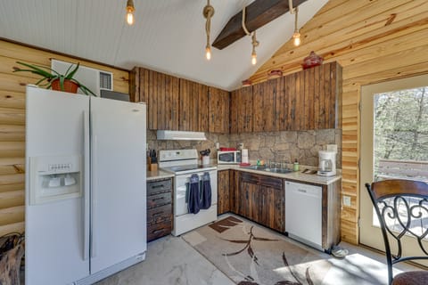 Cliffside Eureka Springs Cabin w/ Beaver Lake View House in Beaver Lake