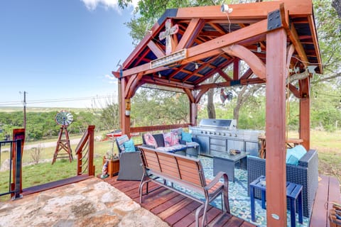 Pet-Friendly Canyon Lake Cabin, 1 Mi to Water! House in Canyon Lake