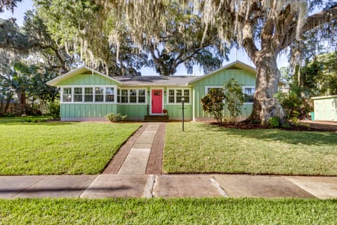 Walk to Lakes! Tropical Escape in Mount Dora House in Mount Dora