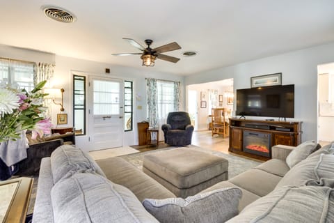 Walk to Lakes! Tropical Escape in Mount Dora House in Mount Dora
