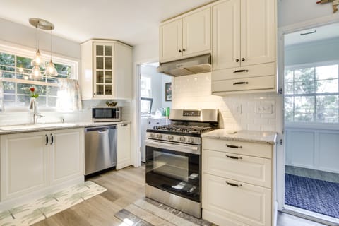 Walk to Lakes! Tropical Escape in Mount Dora House in Mount Dora