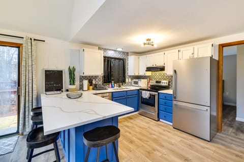 Poconos Chalet with Lake & Pool Access! House in Coolbaugh Township