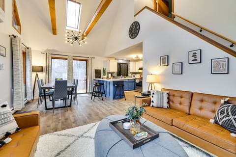 Poconos Chalet with Lake & Pool Access! House in Coolbaugh Township