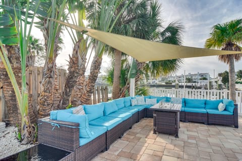 Pool, Swim Dock, Golf Cart! Ultimate Beach Retreat House in Indian Rocks Beach