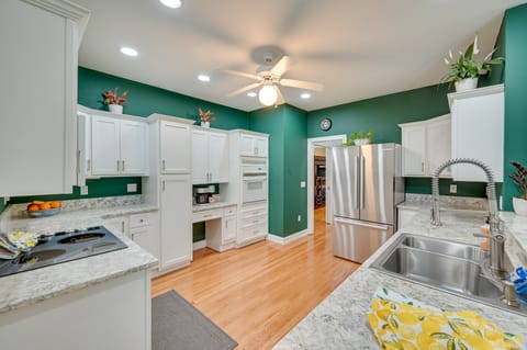 Game Room & Lake View: Lake Hartwell Group Retreat House in Lake Hartwell