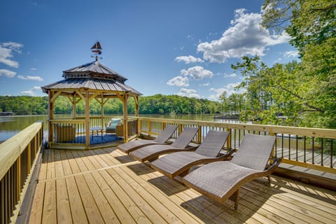 Lakefront Vacation Rental w/ Views & Hot Tub! House in Bracey
