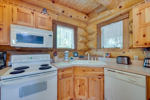 11 Mi to GSMNP: Cabin w/ Hot Tub & Mtn Views House in Pittman Center