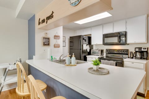 Condo w/ Pool Access & Patio: 8 Mi to Disney! Apartment in Kissimmee