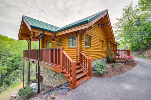 Quiet Gatlinburg Cabin w/ Lookout Decks & Hot Tub! House in Pittman Center