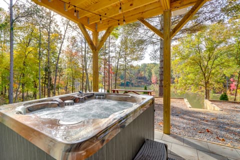 'Lakeside Paradise' in Ellijay: Hot Tub, Fire Pit Cottage in Georgia