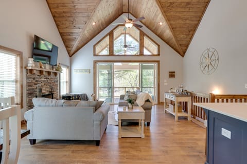 'Lakeside Paradise' in Ellijay: Hot Tub, Fire Pit Cottage in Georgia