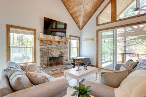 'Lakeside Paradise' in Ellijay: Hot Tub, Fire Pit Cottage in Georgia