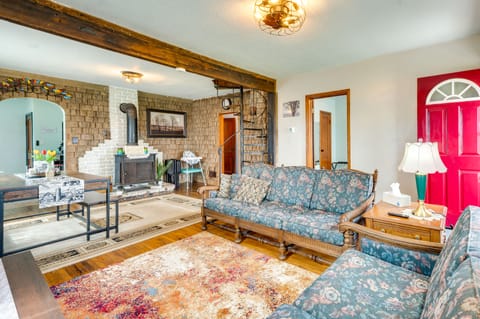 Charming Eagle Grove Farmhouse w/ Loft! House in Iowa