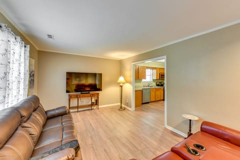 Walk to Restaurants: Bluffton Retreat w/ Patio Cottage in Bluffton