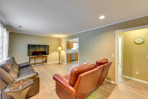 Walk to Restaurants: Bluffton Retreat w/ Patio Cottage in Bluffton