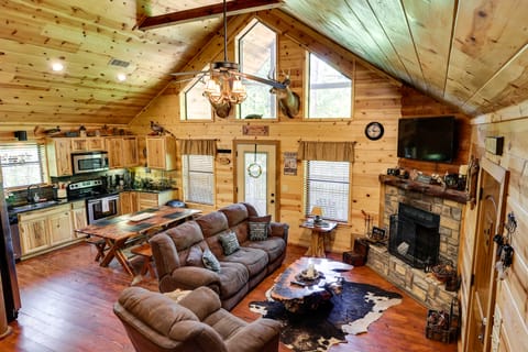 Pet-Friendly Broken Bow Cabin w/ Fire Pit! House in Broken Bow