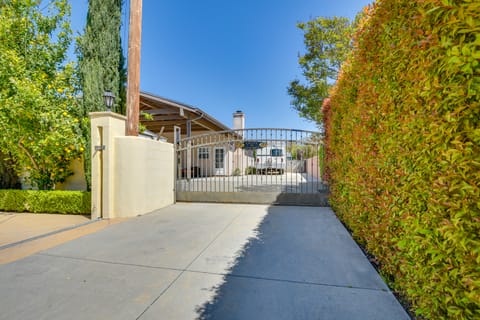 Luxe Pasadena Casita w/ Fireplace & Grill House in Altadena